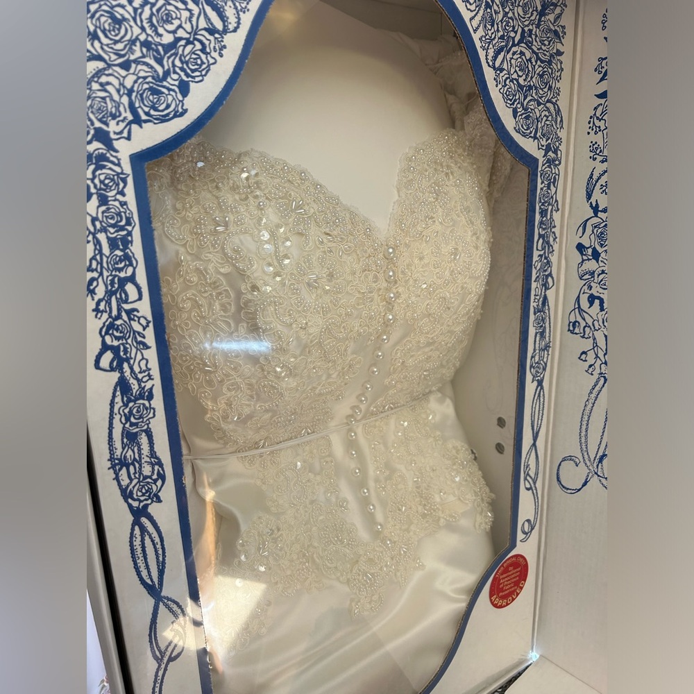 David bridal wedding dress. Worn once
Detachable dress
5’2” 125lb - Picture 4 of 13